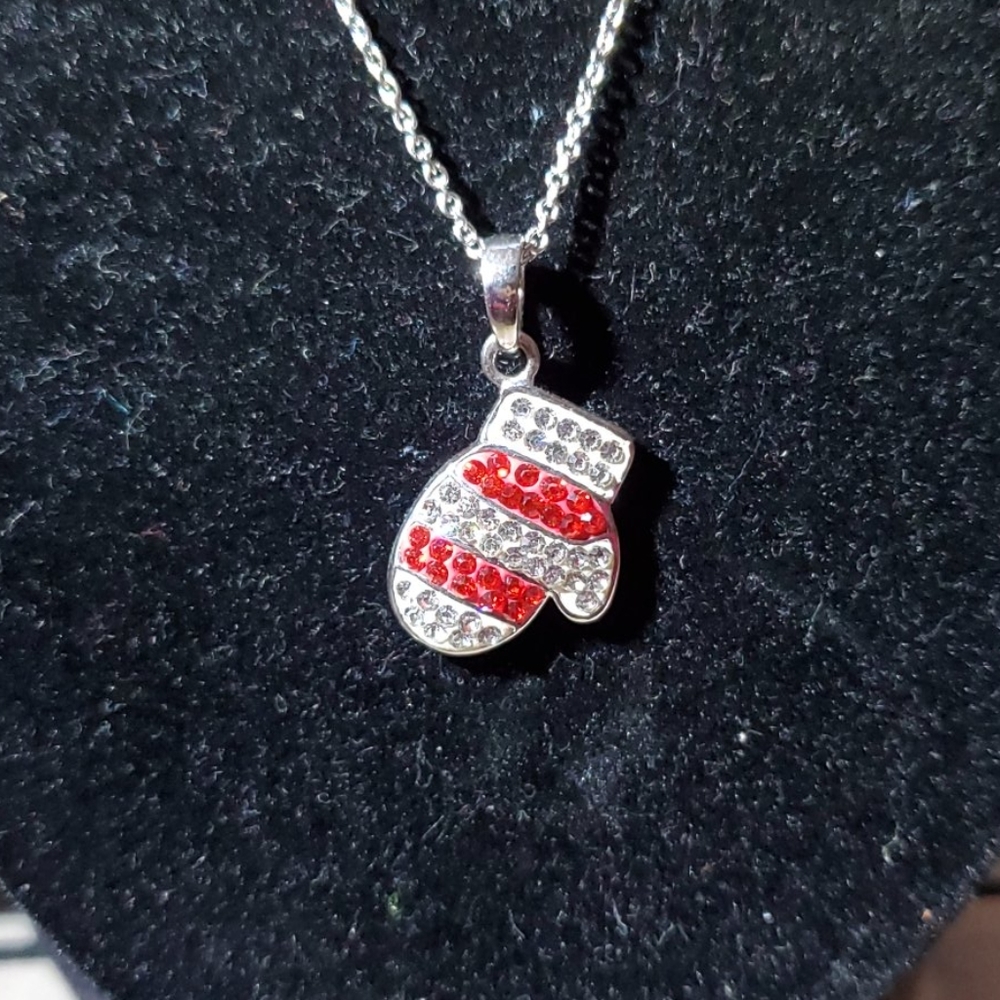 MITTEN CRYSTAL NECKLACE